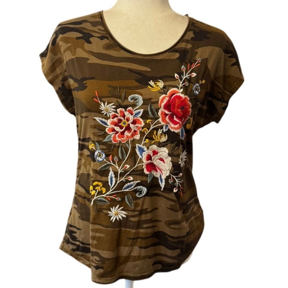 Johnny Was Assa Cap Sleeve Tee XS Camo Floral Embroidered Cotton Top Boho
